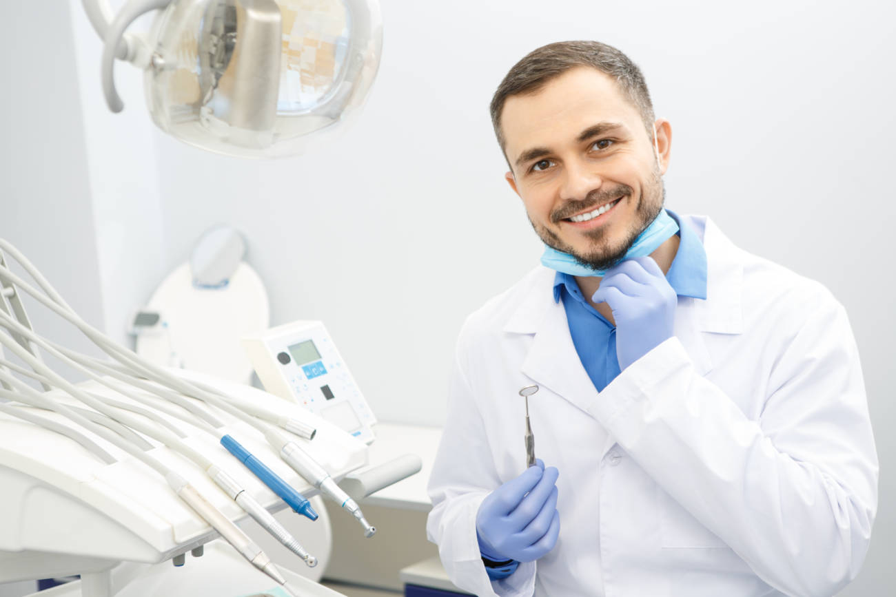 Implantes dentales se adaptan a la boca mediante técnicas especializadas